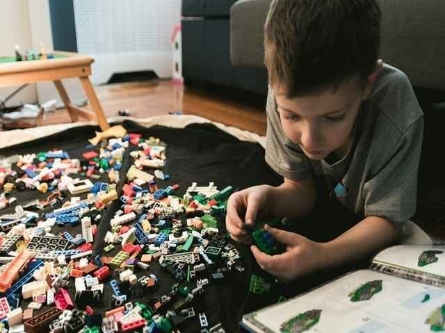 enfant construisant un jouet