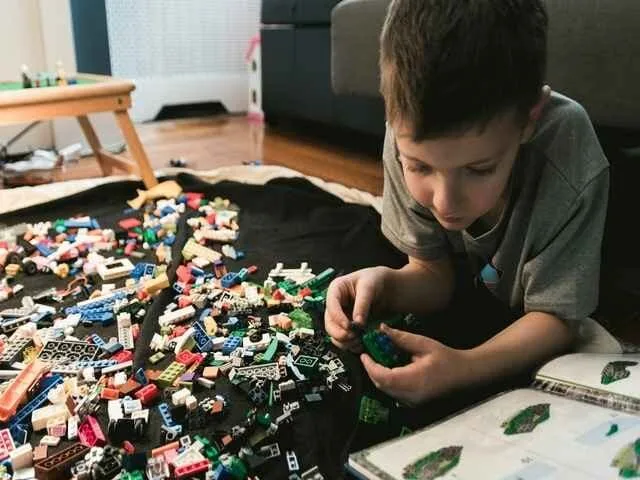 enfant construisant un jouet