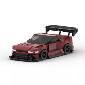 Voiture de course rouge en briques de construction avec un grand aileron arrière et un design sportif.