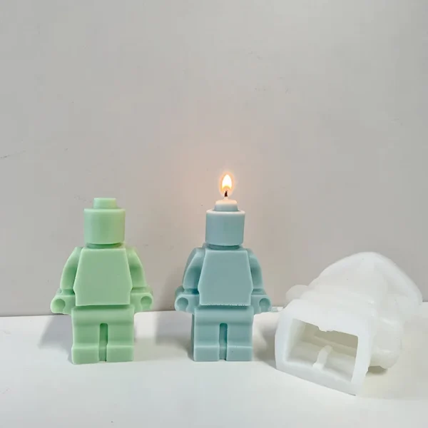 igurines artisanales fabriquées avec un moule en silicone : vert et bleu.