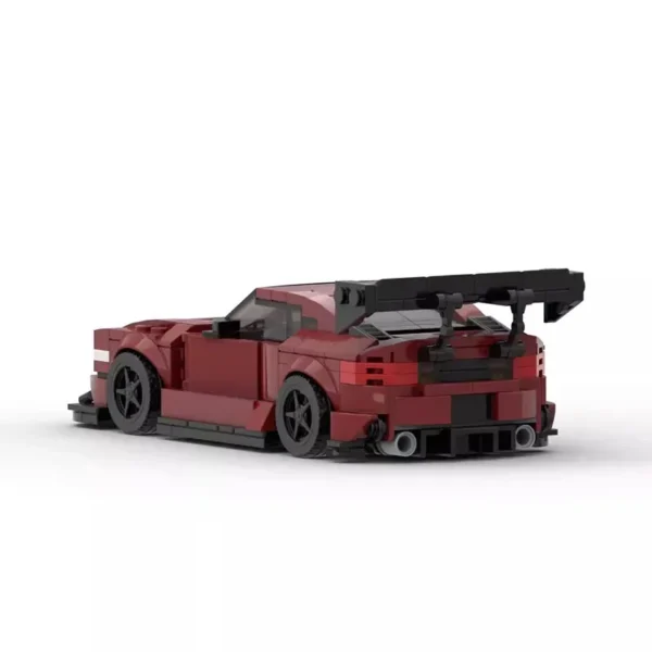 ue arrière de la voiture de course rouge en briques de construction, avec un aileron imposant et des finitions soignées.